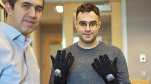 دستکش هوشمند محققان ایرانی به کمک افراد مبتلا به سکته می آید